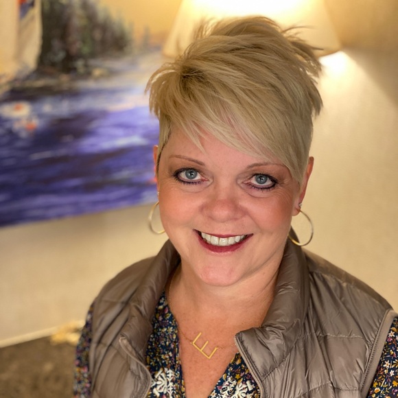 Meet your Posher, Ellen - Picture 1 of 1